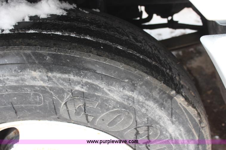 image for item I2383 1998 Freightliner FLD112 semi truck