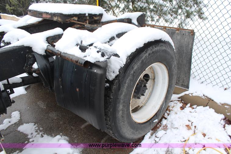 image for item I2383 1998 Freightliner FLD112 semi truck