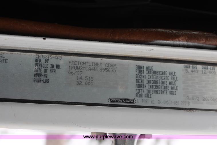 image for item I2383 1998 Freightliner FLD112 semi truck