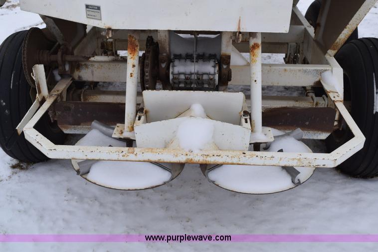 image for item E6028 Wilmar fertilizer spreader buggy