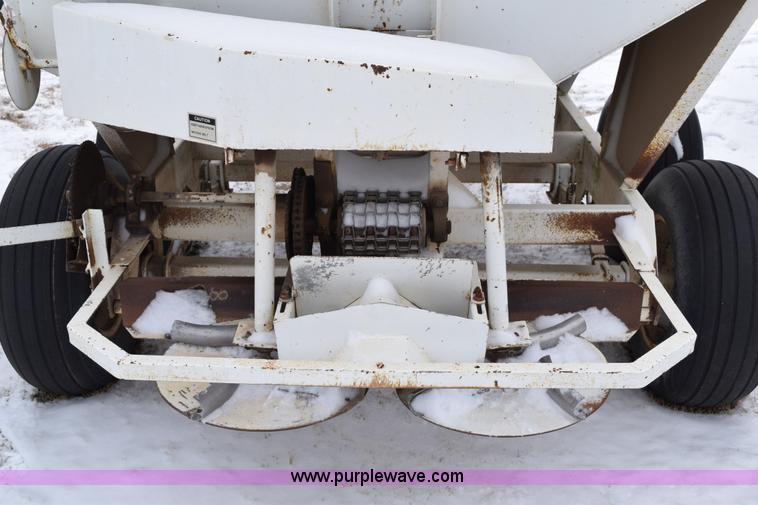 image for item E6029 Wilmar fertilizer spreader buggy