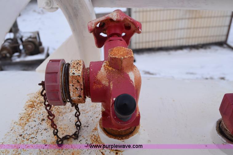 image for item E6034 Anhydrous ammonia nurse tank