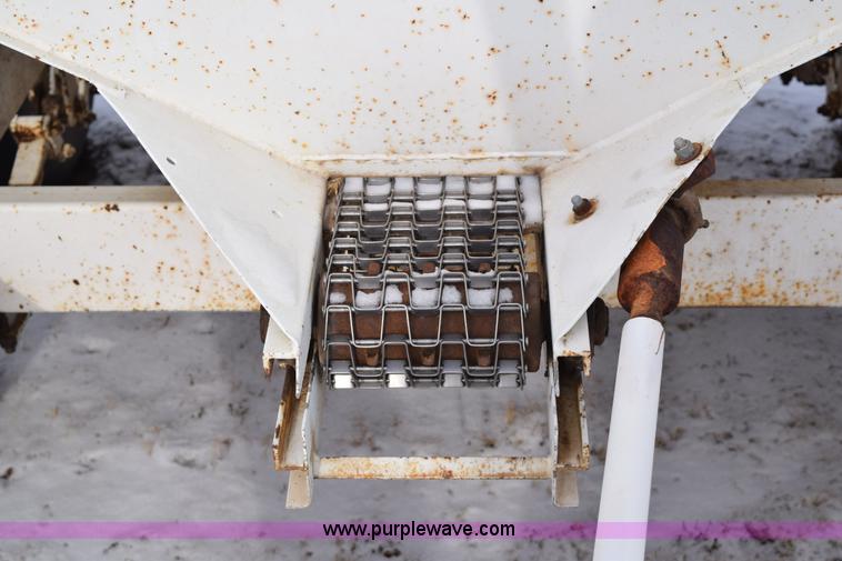 image for item E6037 Fertilizer spreader buggy