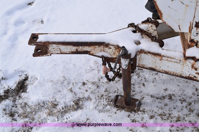 image for item E6037 Fertilizer spreader buggy