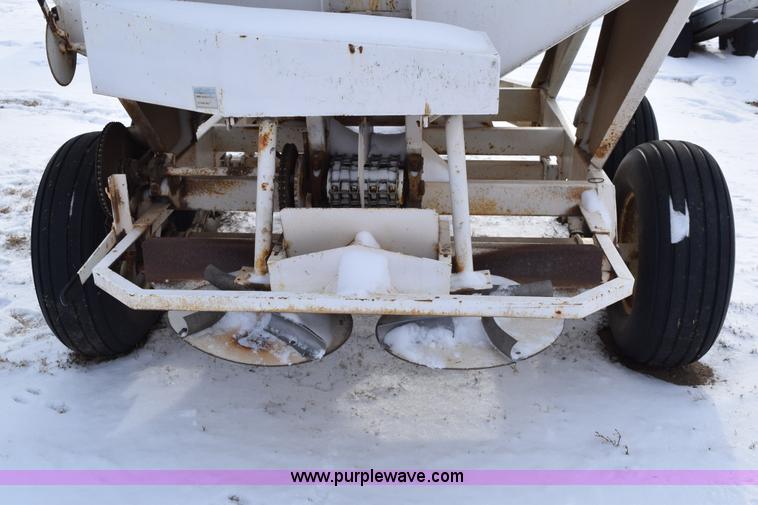 image for item E6037 Fertilizer spreader buggy