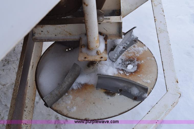 image for item E6037 Fertilizer spreader buggy