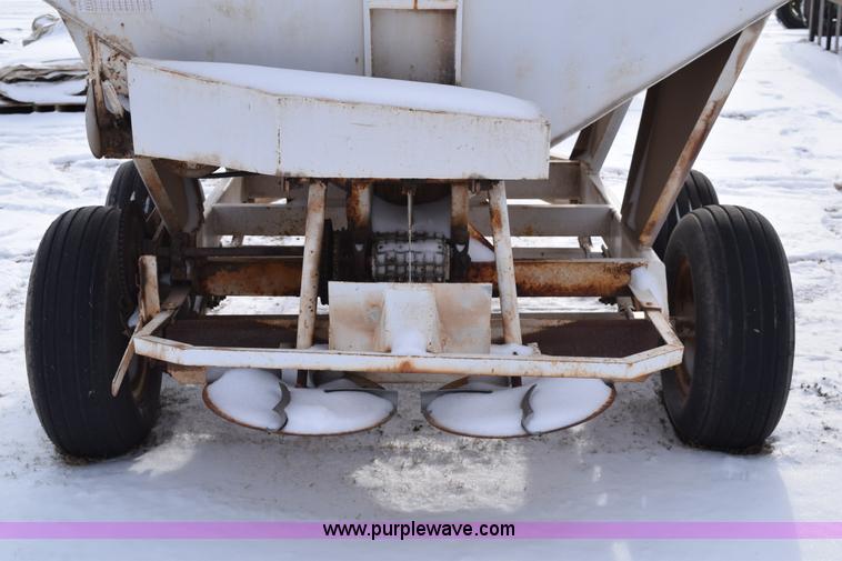 image for item E6038 Fertilizer spreader buggy
