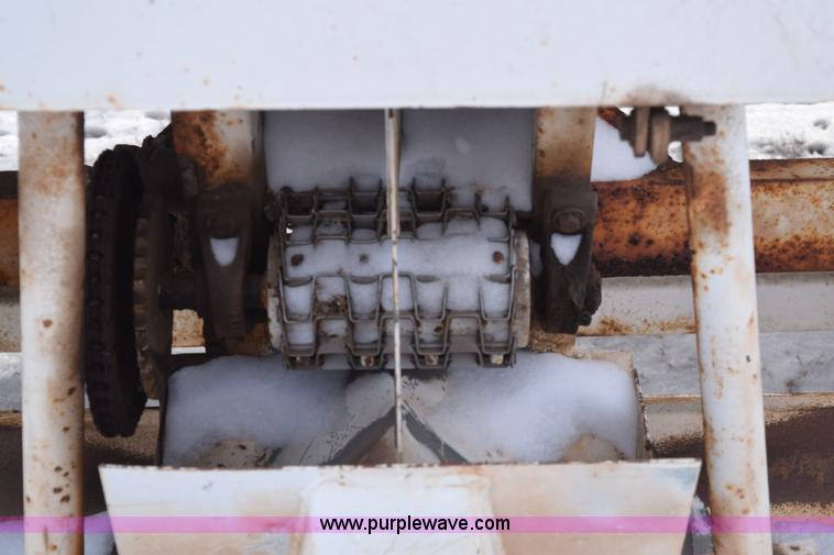 image for item E6038 Fertilizer spreader buggy