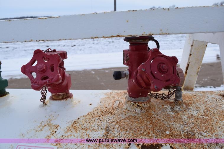 image for item E6042 Anhydrous ammonia nurse tank