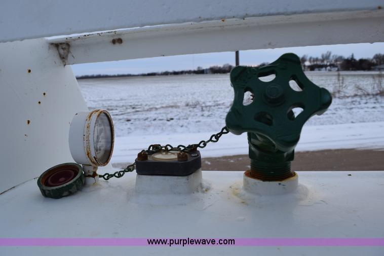 image for item E6042 Anhydrous ammonia nurse tank