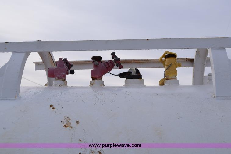 image for item E6048 Anhydrous ammonia nurse tank