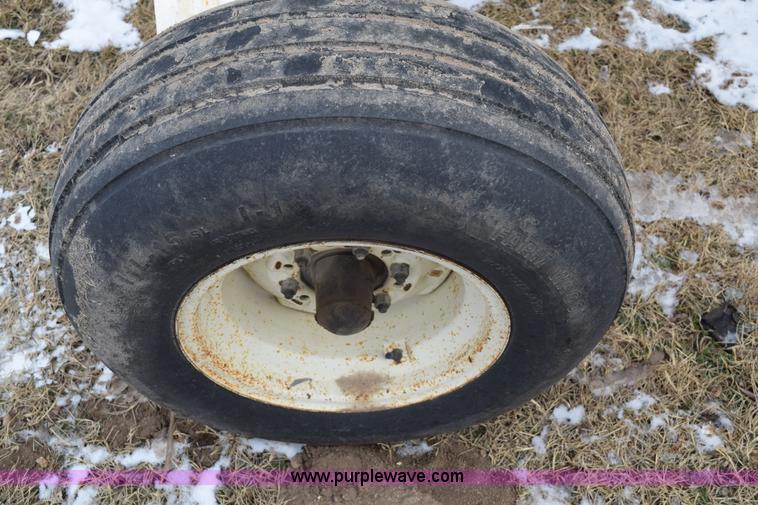 image for item E6048 Anhydrous ammonia nurse tank