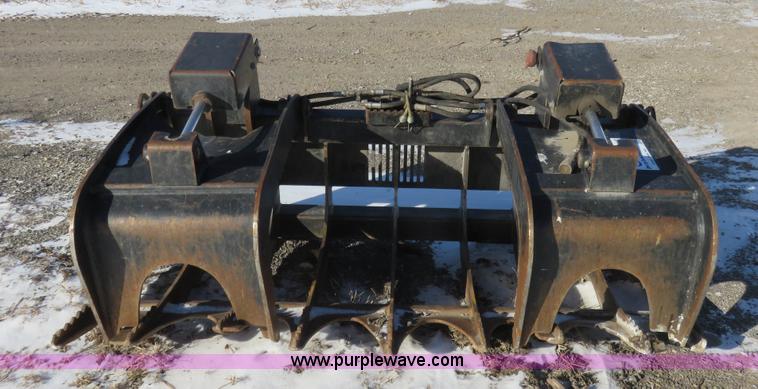 image for item I2276 2011 Caterpillar 72" grapple skid skid steer bucket