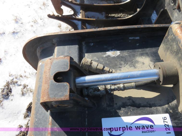 image for item I2276 2011 Caterpillar 72" grapple skid skid steer bucket