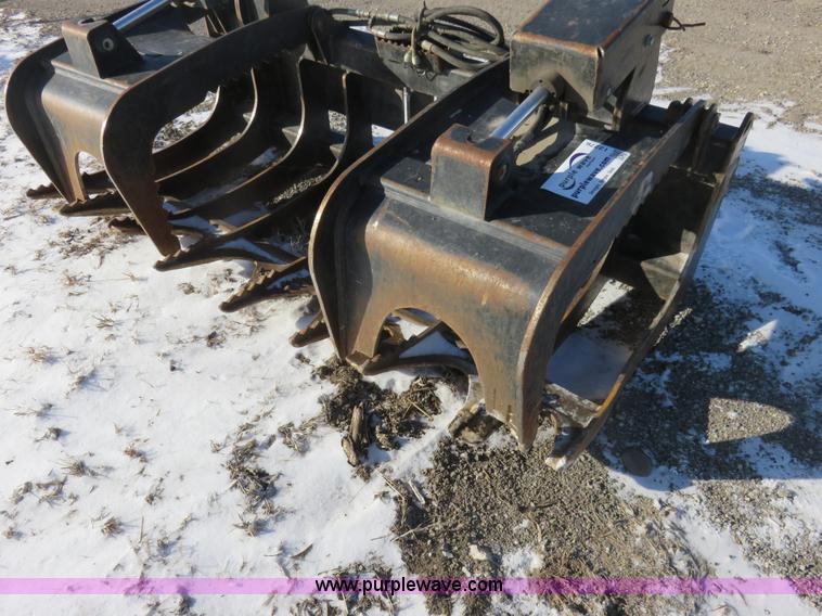 image for item I2276 2011 Caterpillar 72" grapple skid skid steer bucket