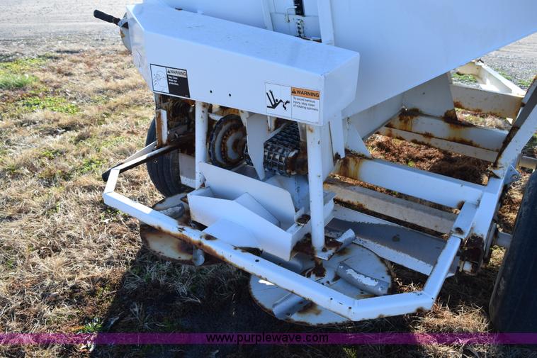 image for item I8541 Willmar Super 500 dry fertilizer spreader