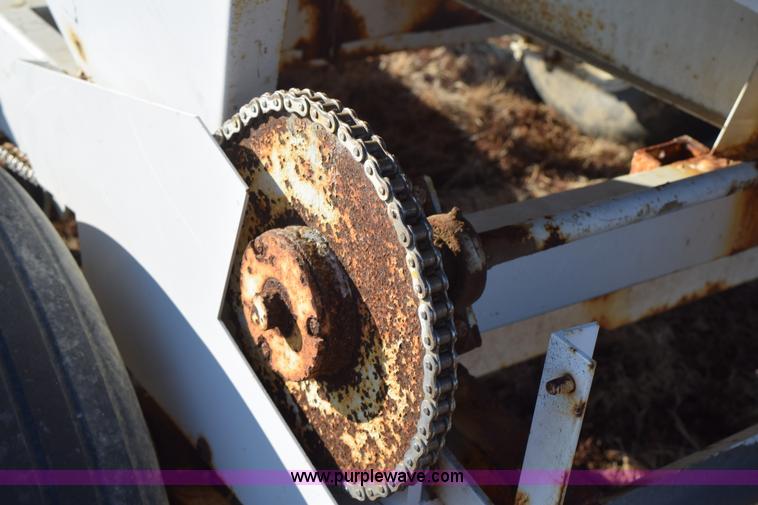 image for item I8541 Willmar Super 500 dry fertilizer spreader