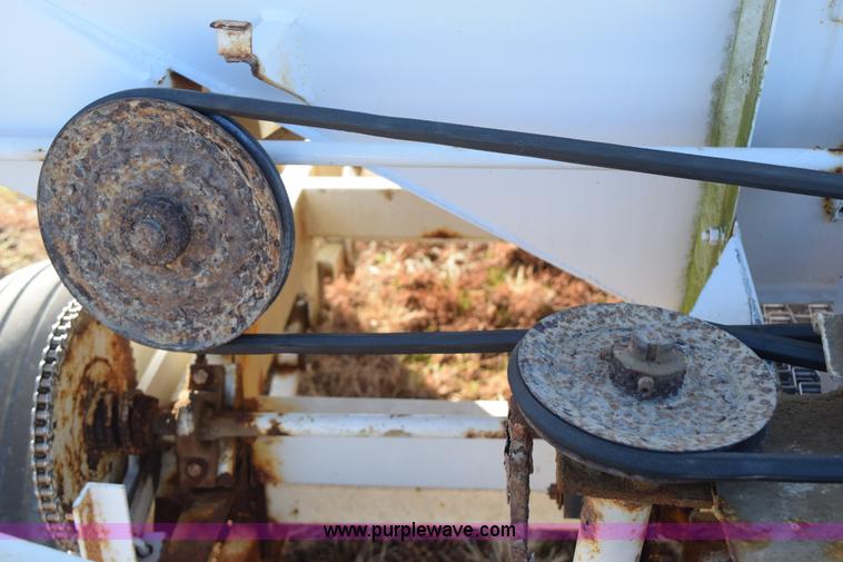 image for item I8541 Willmar Super 500 dry fertilizer spreader