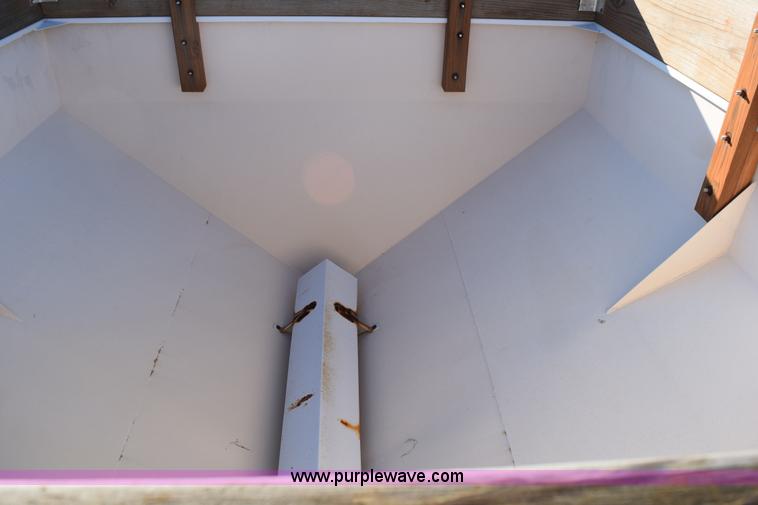 image for item I8541 Willmar Super 500 dry fertilizer spreader