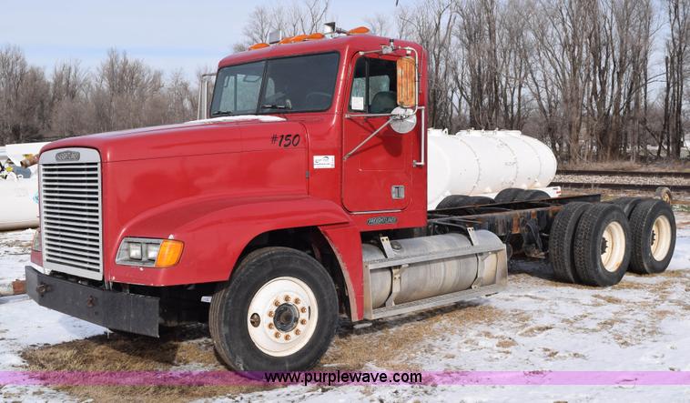 image for item E6012 1995 Freightliner FLD cab and chassis