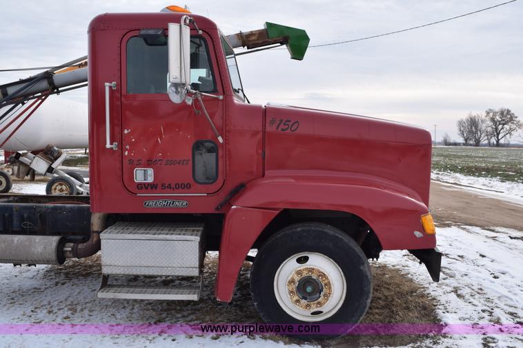 image for item E6012 1995 Freightliner FLD cab and chassis