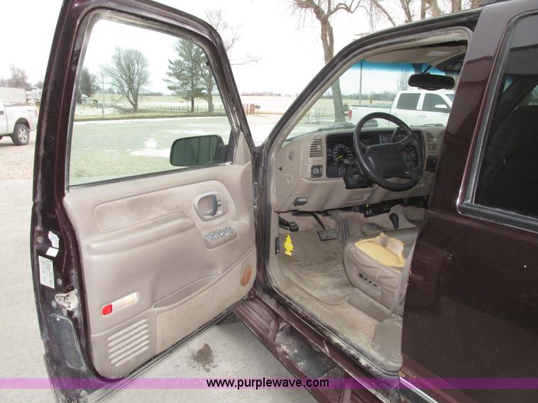 image for item G9840 1997 GMC Suburban 1500 SLT