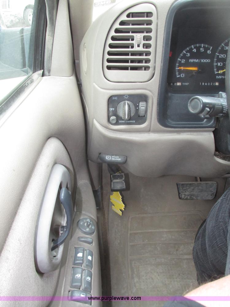 image for item G9840 1997 GMC Suburban 1500 SLT