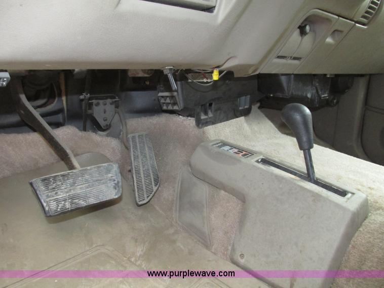 image for item G9840 1997 GMC Suburban 1500 SLT