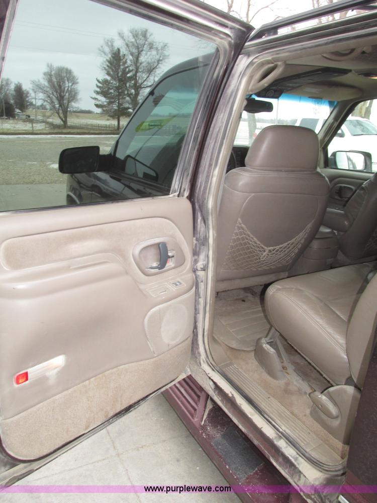 image for item G9840 1997 GMC Suburban 1500 SLT