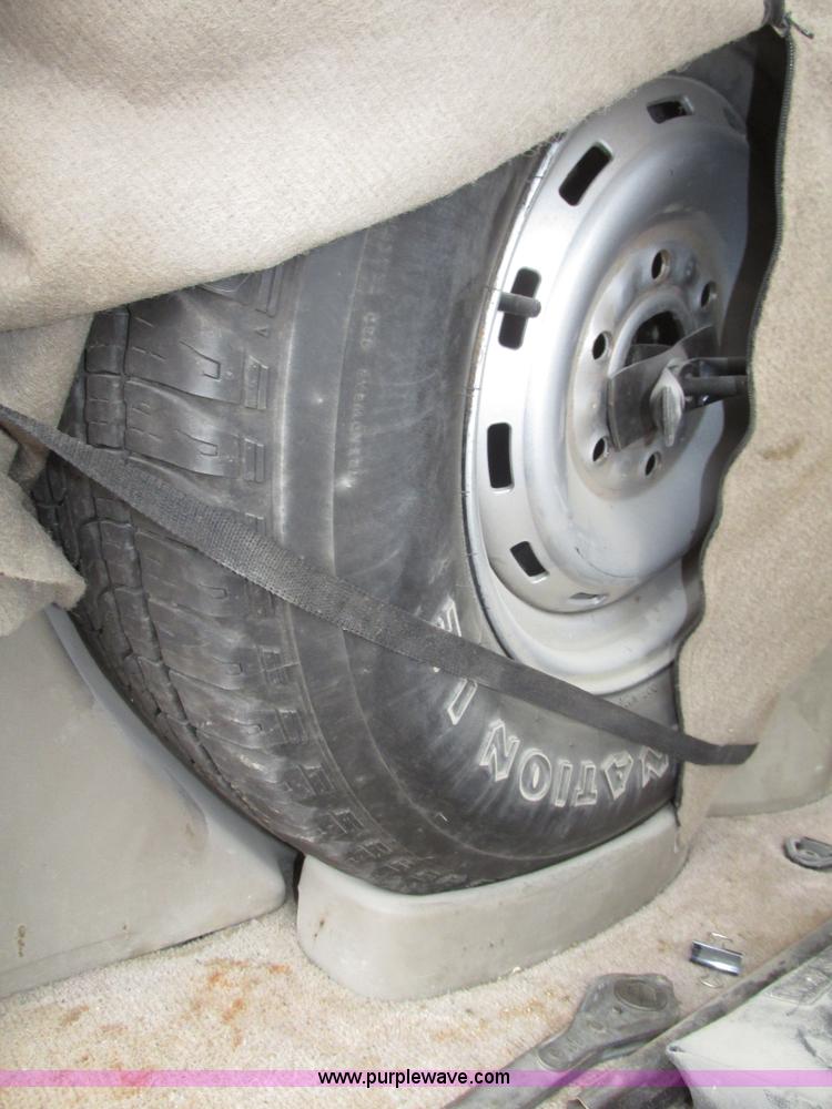 image for item G9840 1997 GMC Suburban 1500 SLT