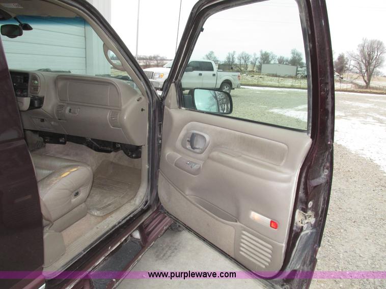 image for item G9840 1997 GMC Suburban 1500 SLT