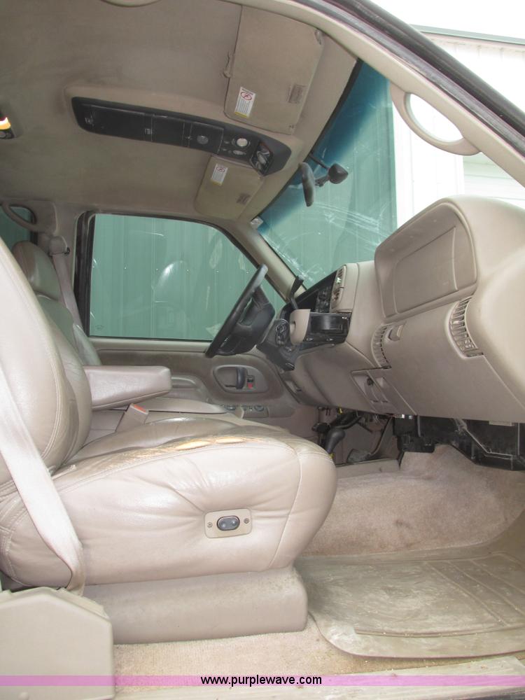 image for item G9840 1997 GMC Suburban 1500 SLT