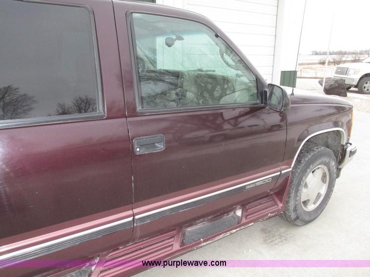 image for item G9840 1997 GMC Suburban 1500 SLT