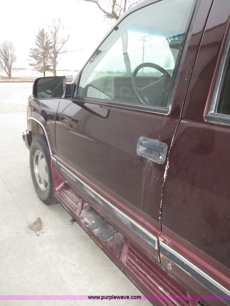 image for item G9840 1997 GMC Suburban 1500 SLT