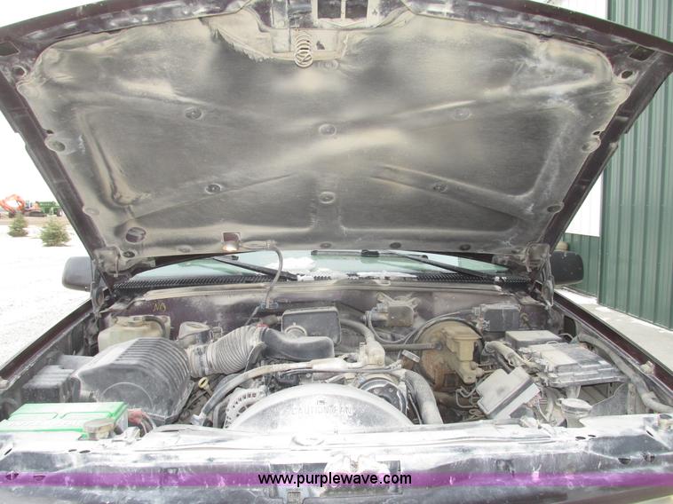 image for item G9840 1997 GMC Suburban 1500 SLT