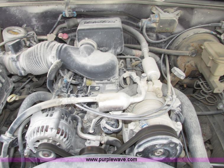 image for item G9840 1997 GMC Suburban 1500 SLT