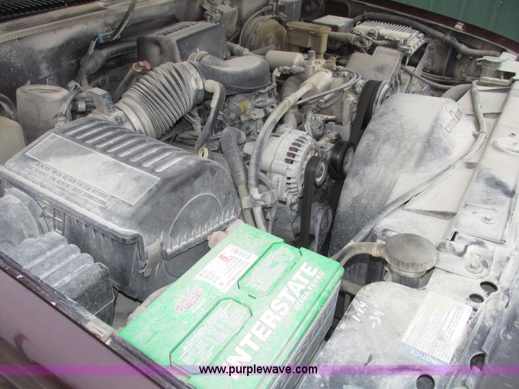 image for item G9840 1997 GMC Suburban 1500 SLT