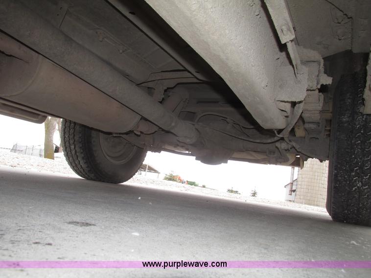 image for item G9840 1997 GMC Suburban 1500 SLT