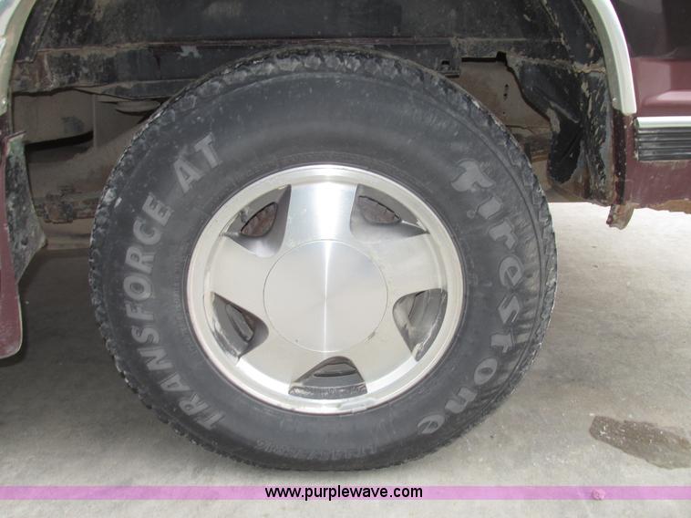 image for item G9840 1997 GMC Suburban 1500 SLT