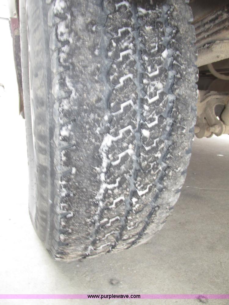 image for item G9840 1997 GMC Suburban 1500 SLT