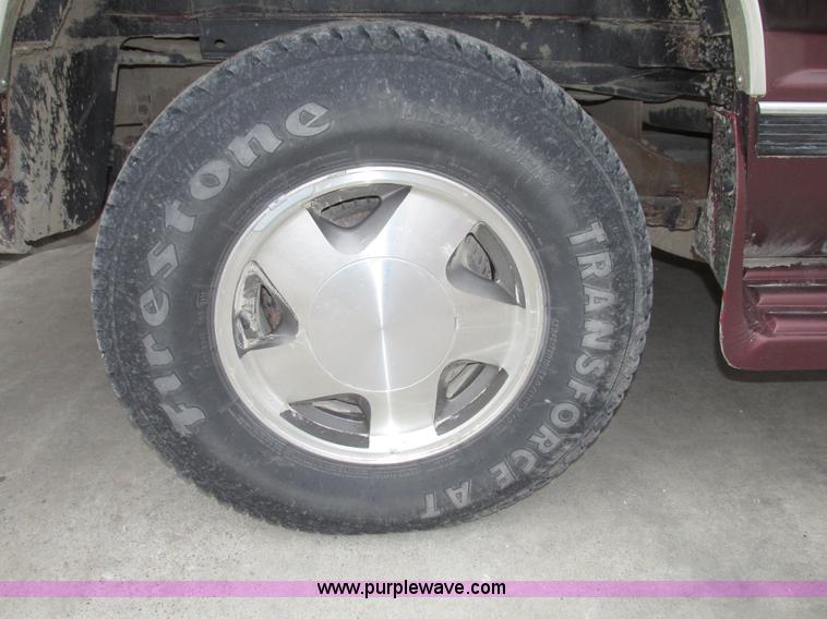 image for item G9840 1997 GMC Suburban 1500 SLT