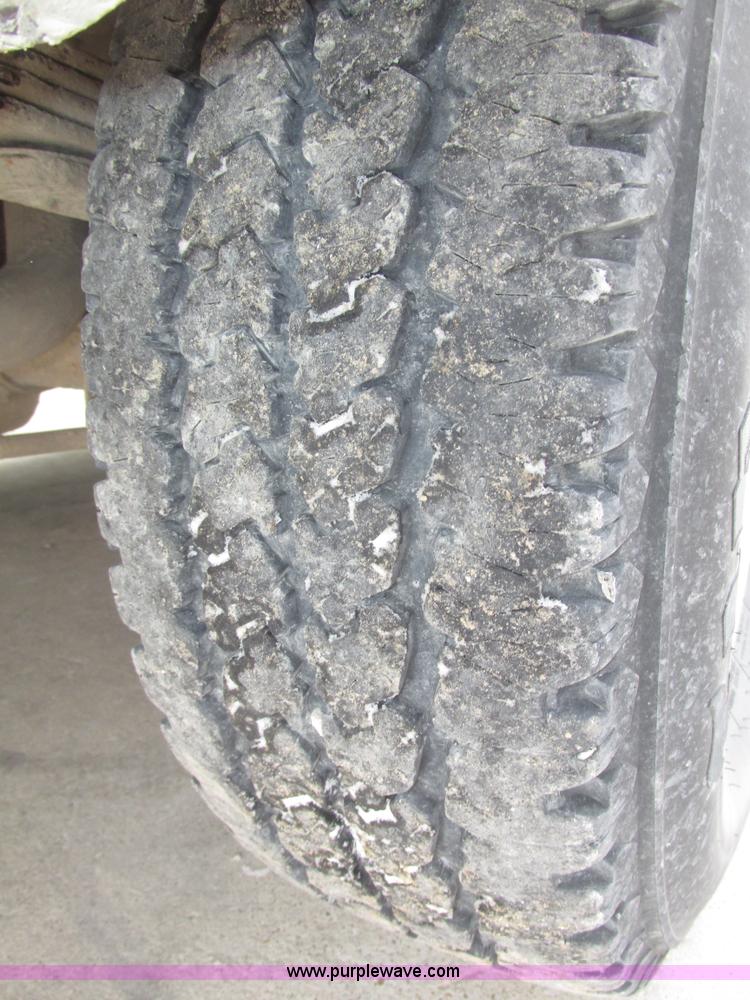 image for item G9840 1997 GMC Suburban 1500 SLT