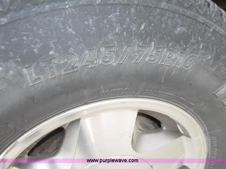 image for item G9840 1997 GMC Suburban 1500 SLT