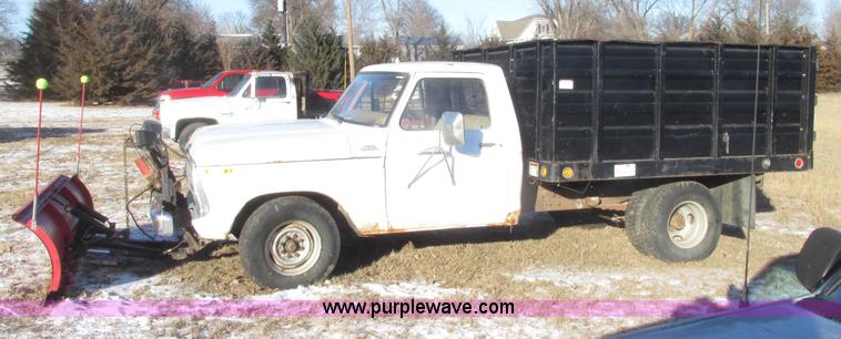 image for item G9846 1977 Ford F350 Custom dump bed truck