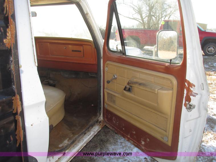 image for item G9846 1977 Ford F350 Custom dump bed truck