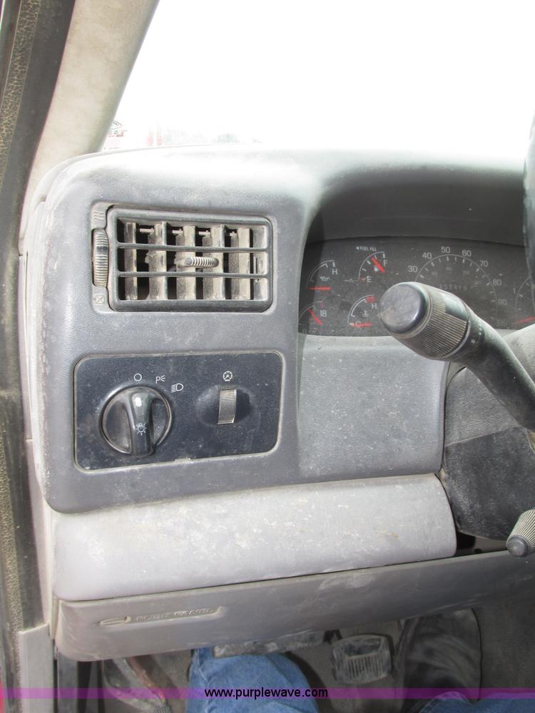 image for item G9887 2001 Ford F350 Super Duty XLT Crew Cab pickup truck