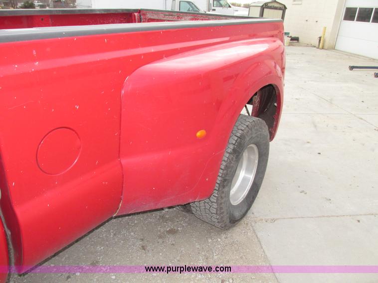 image for item G9887 2001 Ford F350 Super Duty XLT Crew Cab pickup truck