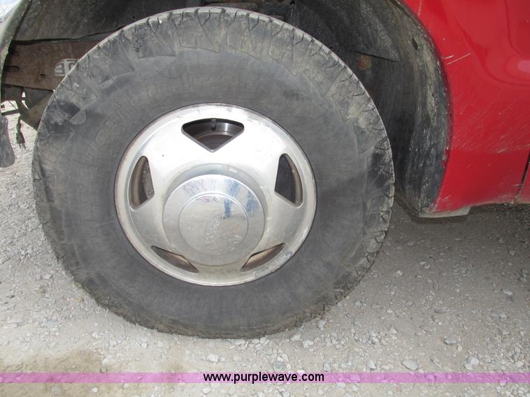 image for item G9887 2001 Ford F350 Super Duty XLT Crew Cab pickup truck