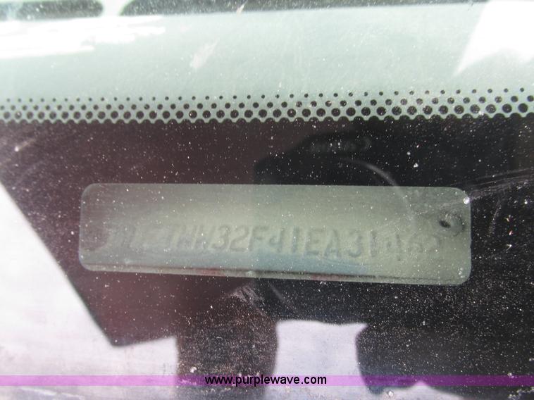 image for item G9887 2001 Ford F350 Super Duty XLT Crew Cab pickup truck