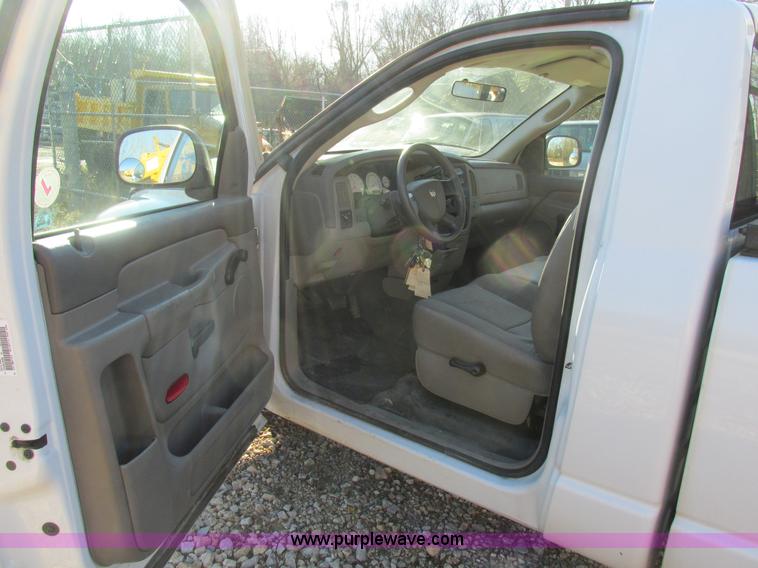 image for item H7620 2004 Dodge Ram 1500 pickup truck
